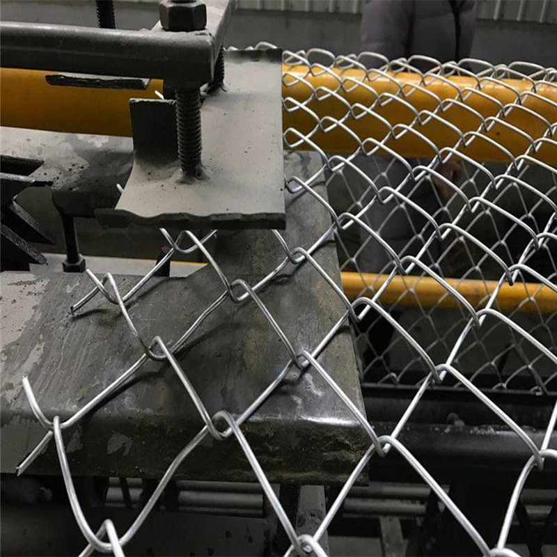 The production process of chain link fence