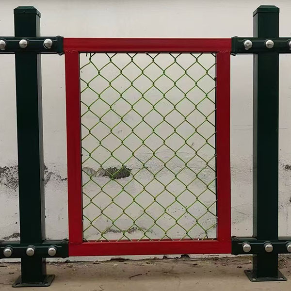 The sports field fence can be customized.